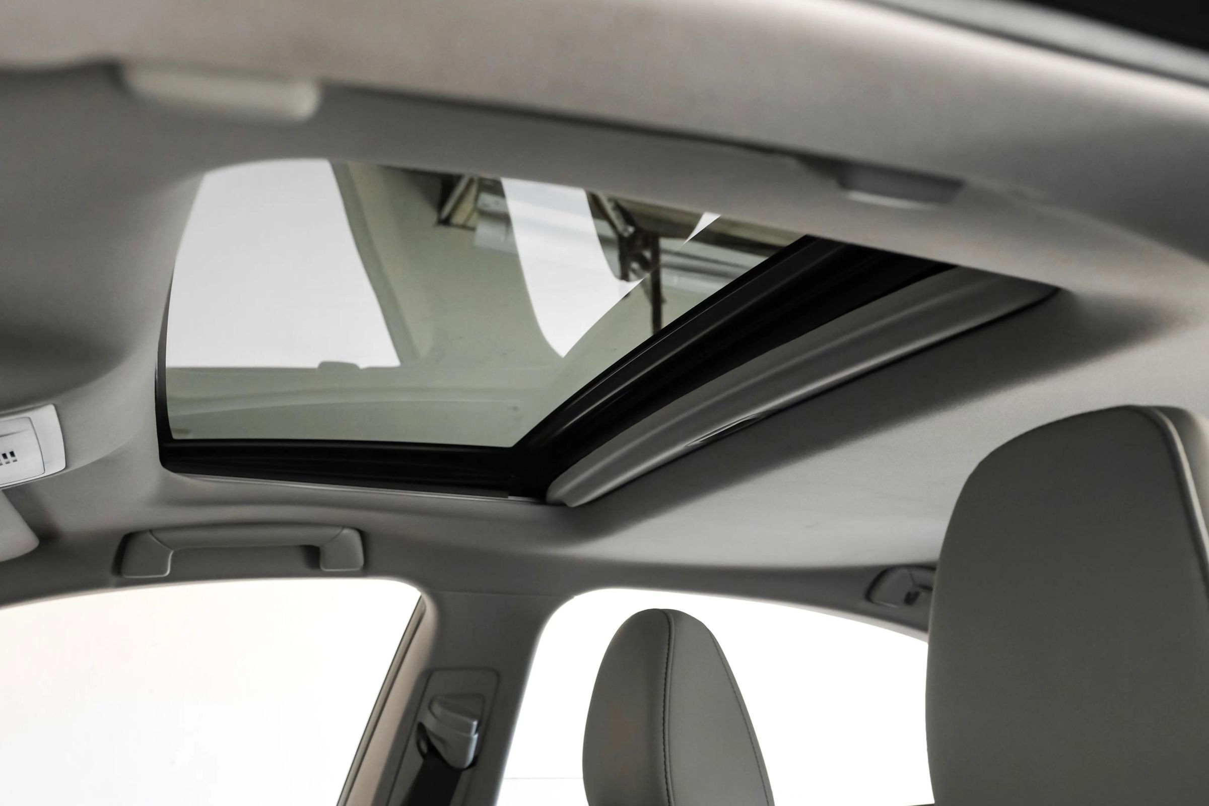 Used 2018 Lexus ES 300h w/ Luxury Package image 4