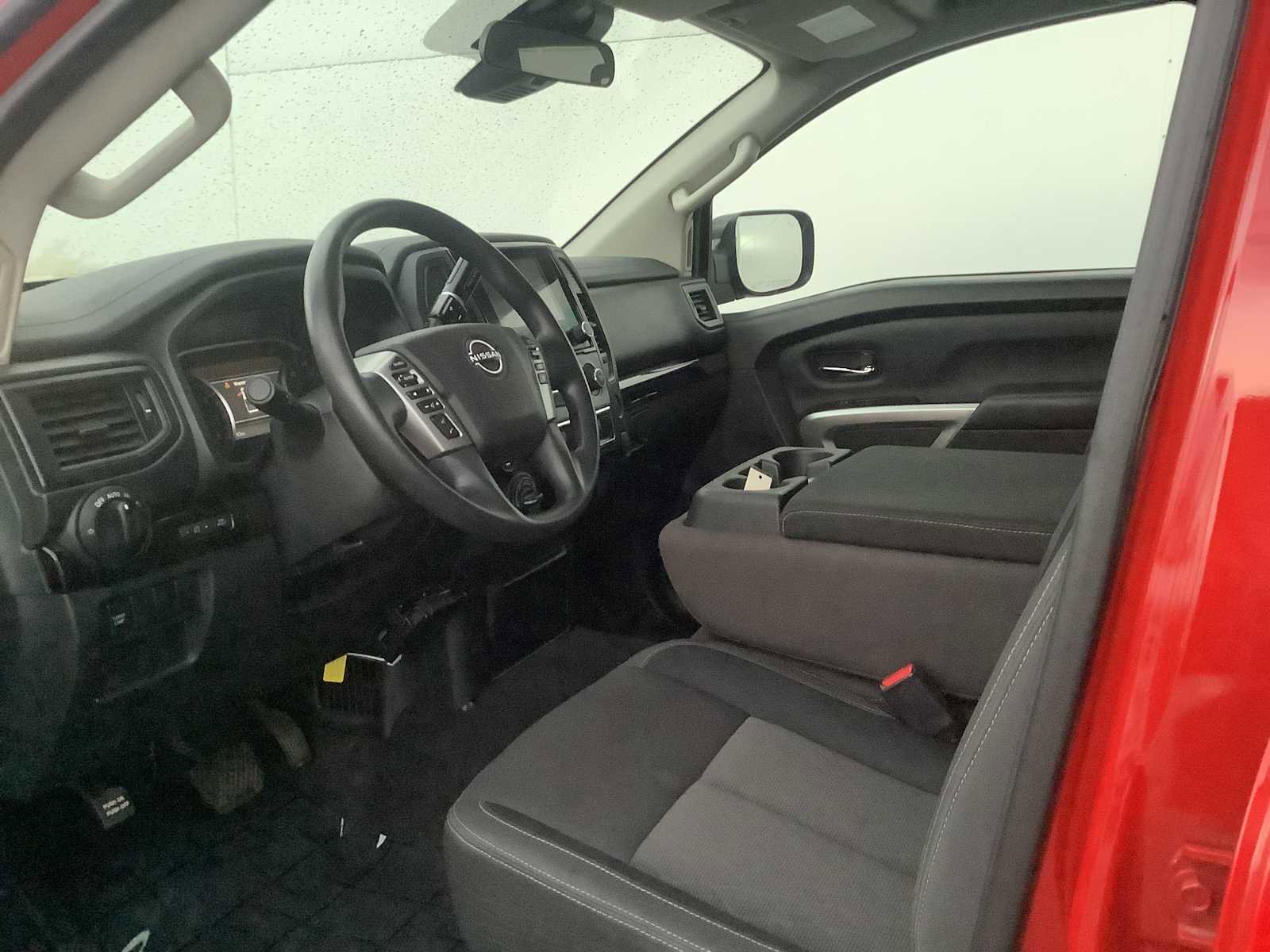 Used 2023 Nissan Titan SV image 3