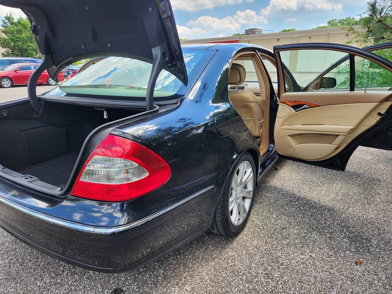 Used 2009 Mercedes-Benz E 350 4MATIC Sedan image 34