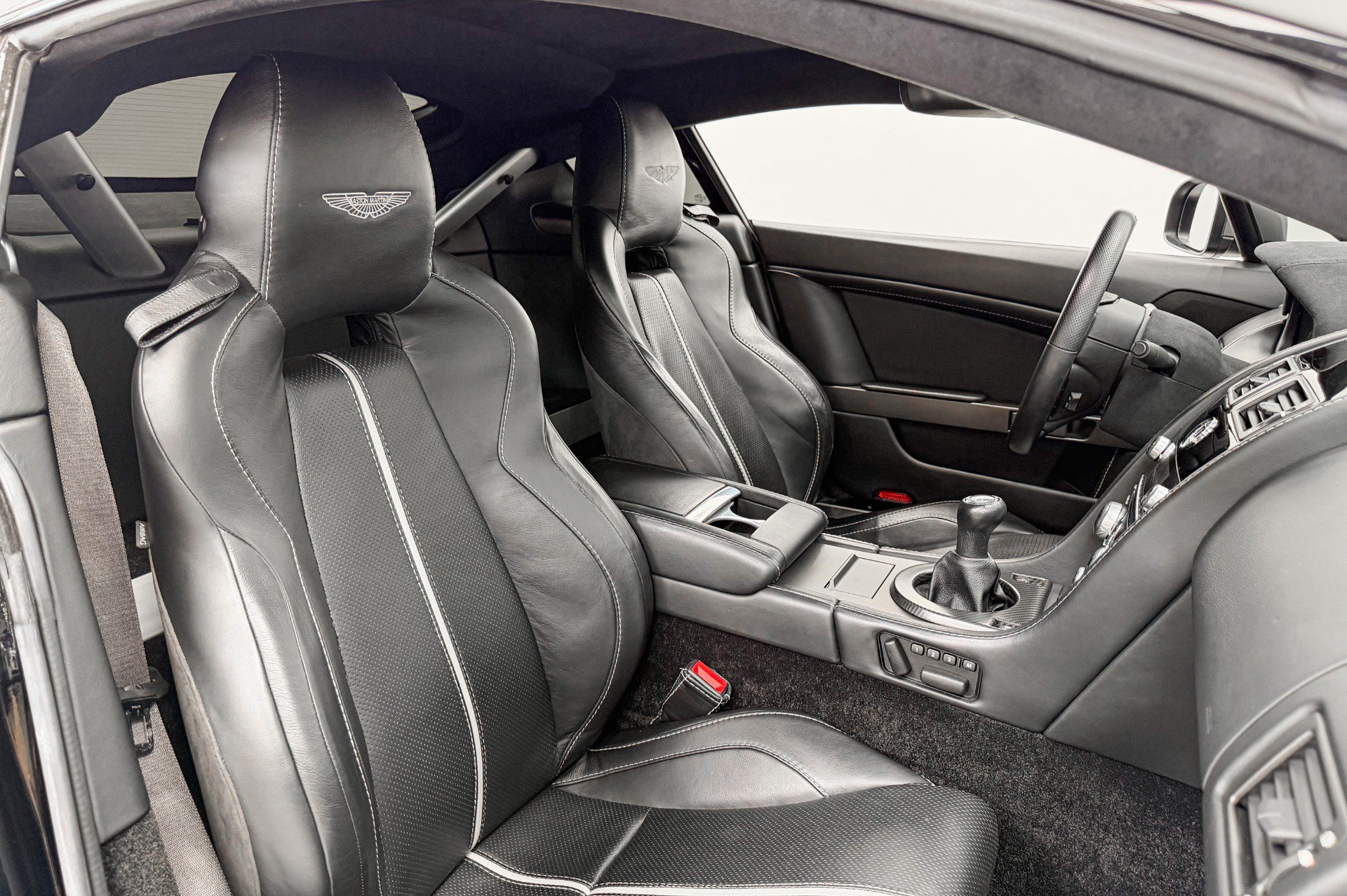 Used 2015 Aston Martin V8 Vantage GT RWD image 23