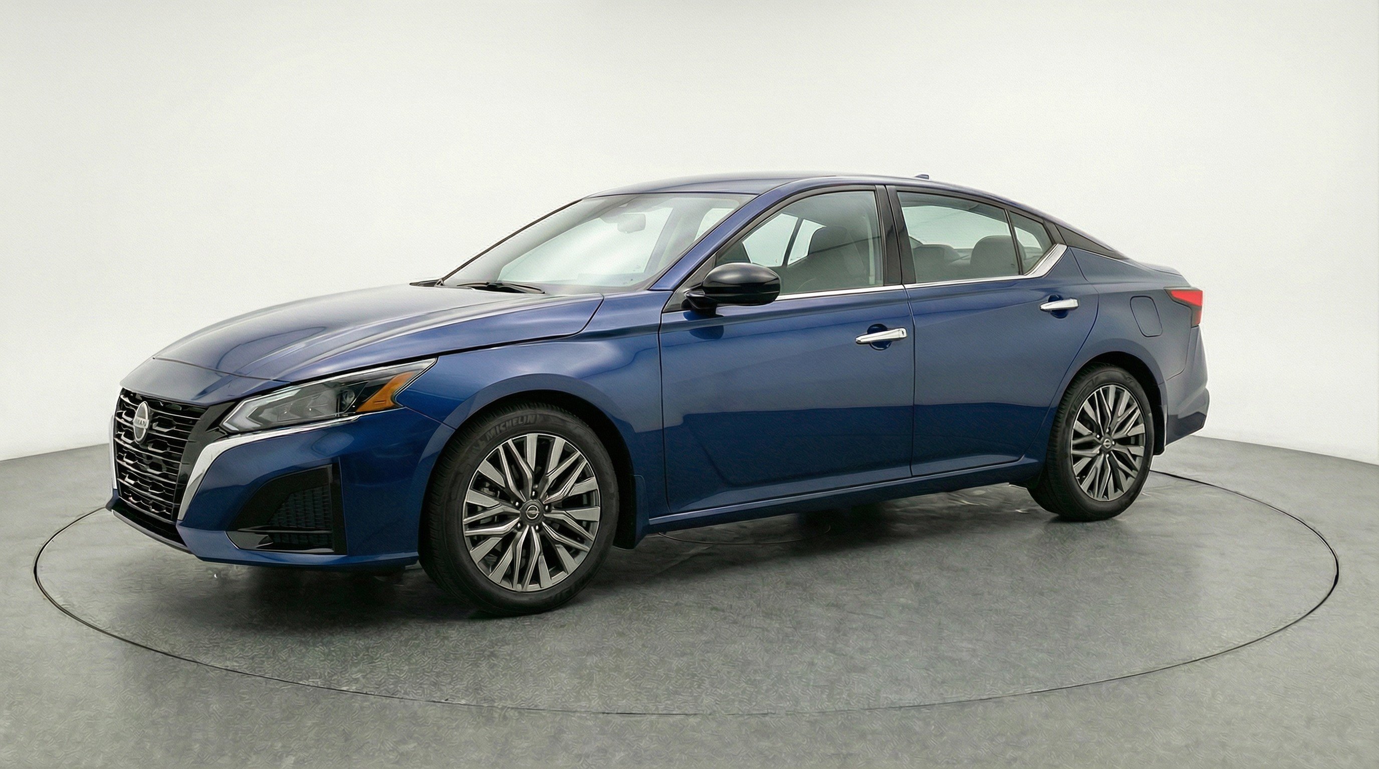 Used 2025 Nissan Altima 2.5 SV FWD image 3