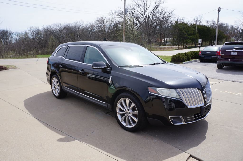 Used 2010 Lincoln MKT image 2