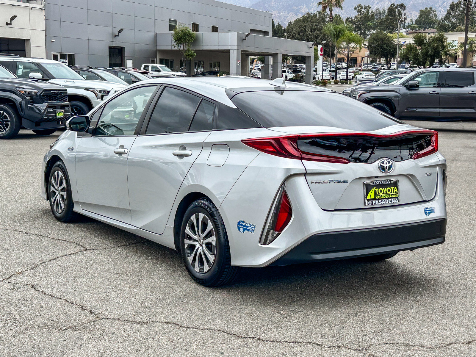 Used 2021 Toyota Prius Prime XLE w/ Carpet Mat Package (TMS) FWD image 8