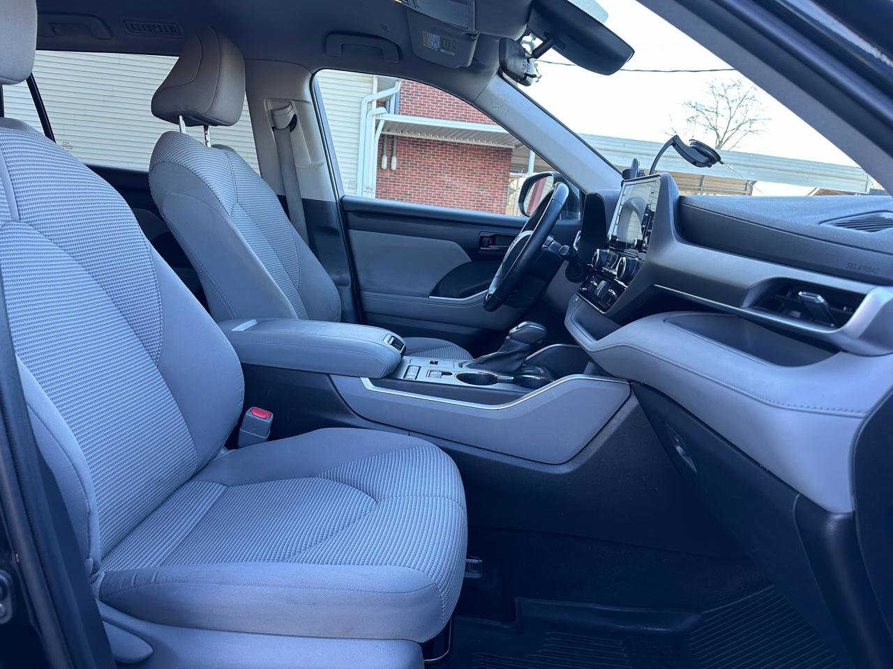 Used 2020 Toyota Highlander LE FWD image 12