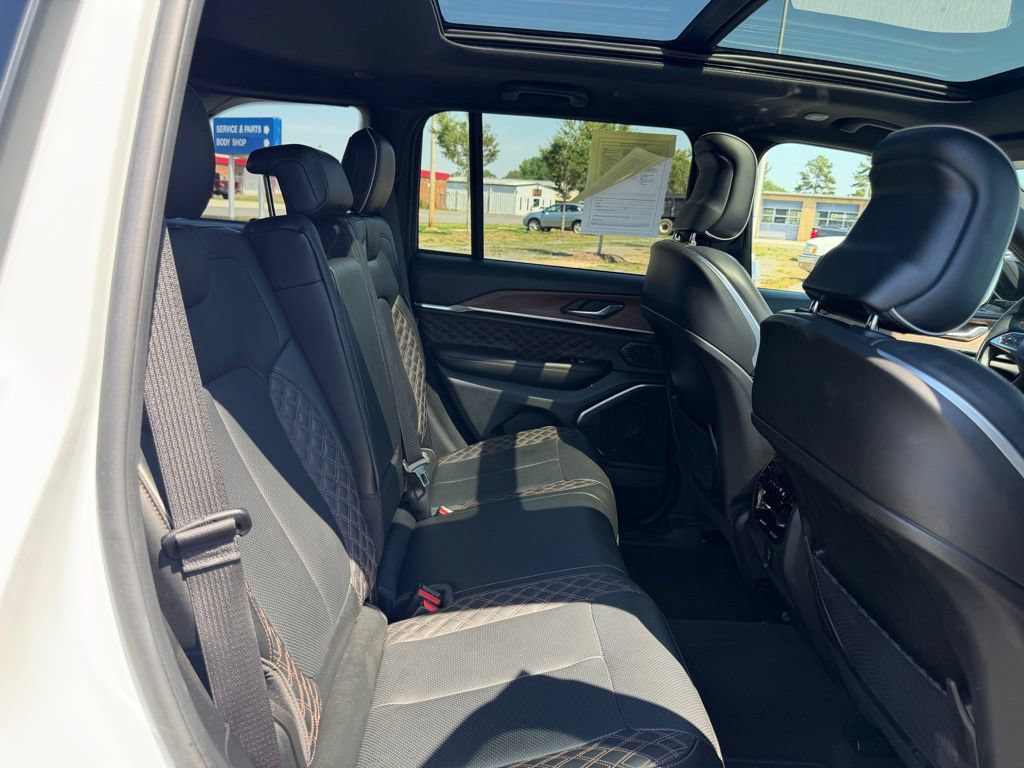 Used 2025 Jeep Grand Cherokee Summit AWD/4WD image 37