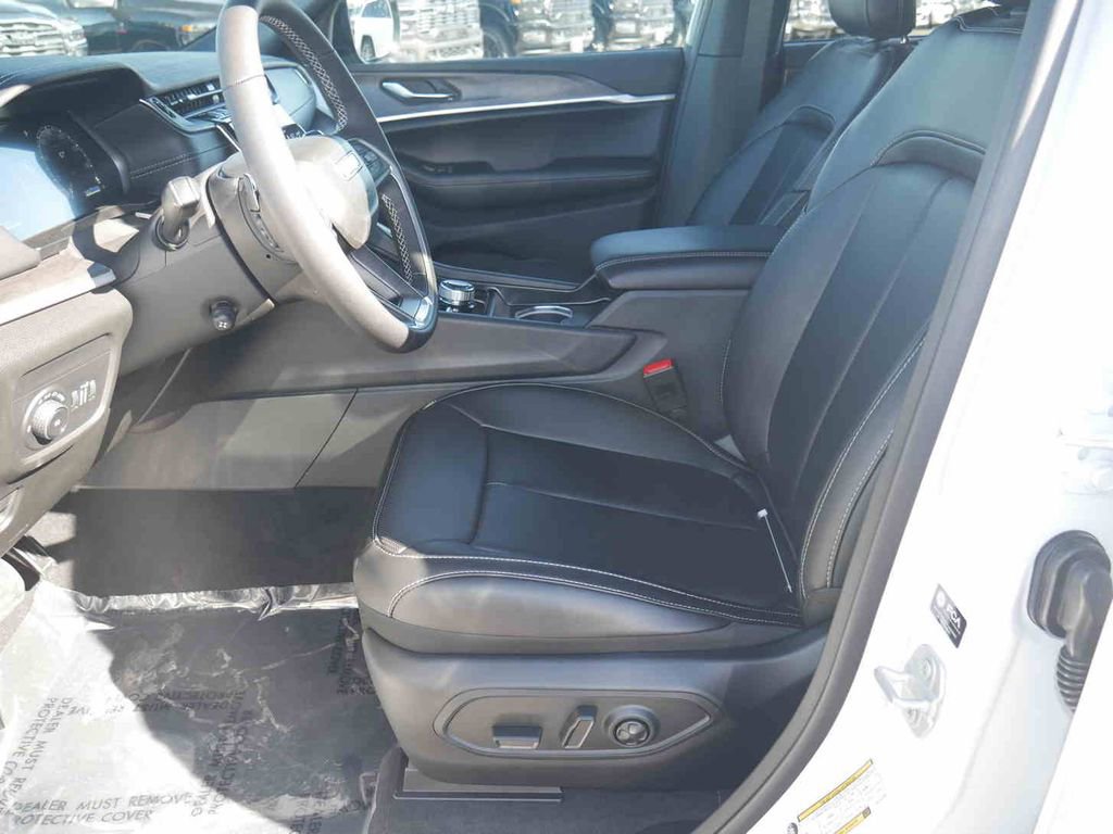 New 2025 Jeep Grand Cherokee Limited w/ Luxury Tech Group II image 24