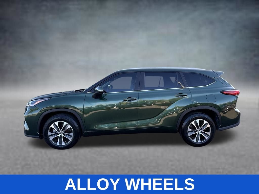 Used 2023 Toyota Highlander XLE FWD image 3