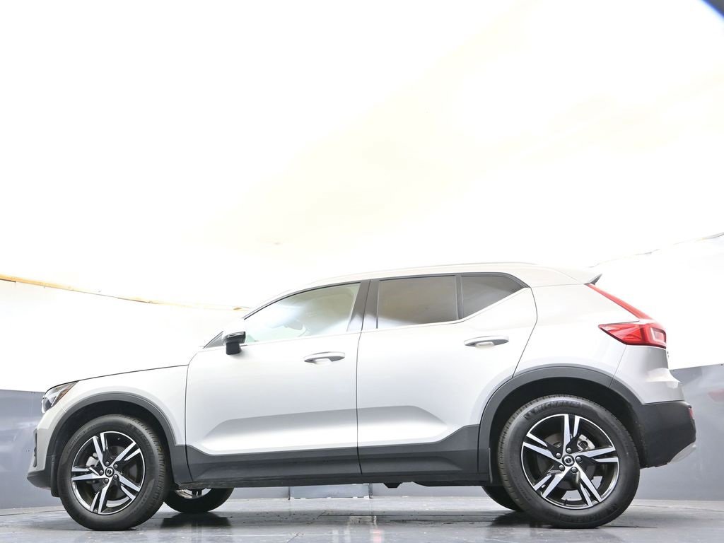 Certified 2025 Volvo XC40 B5 Core image 31