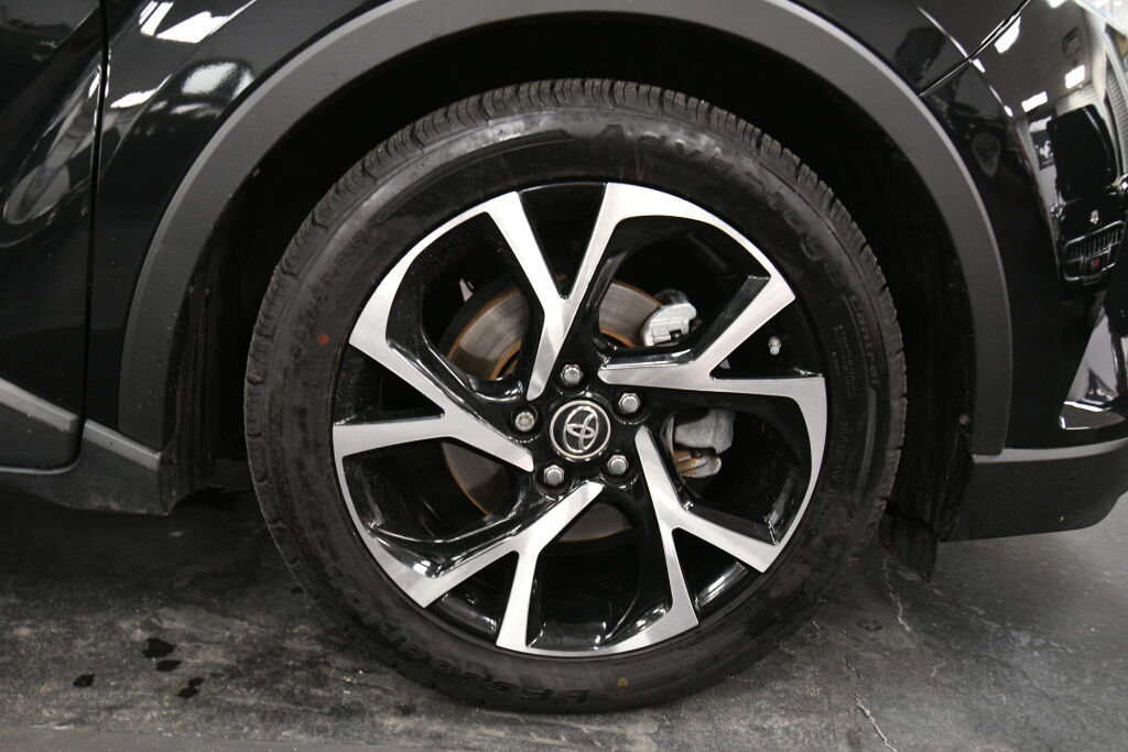 Used 2019 Toyota C-HR Limited image 29
