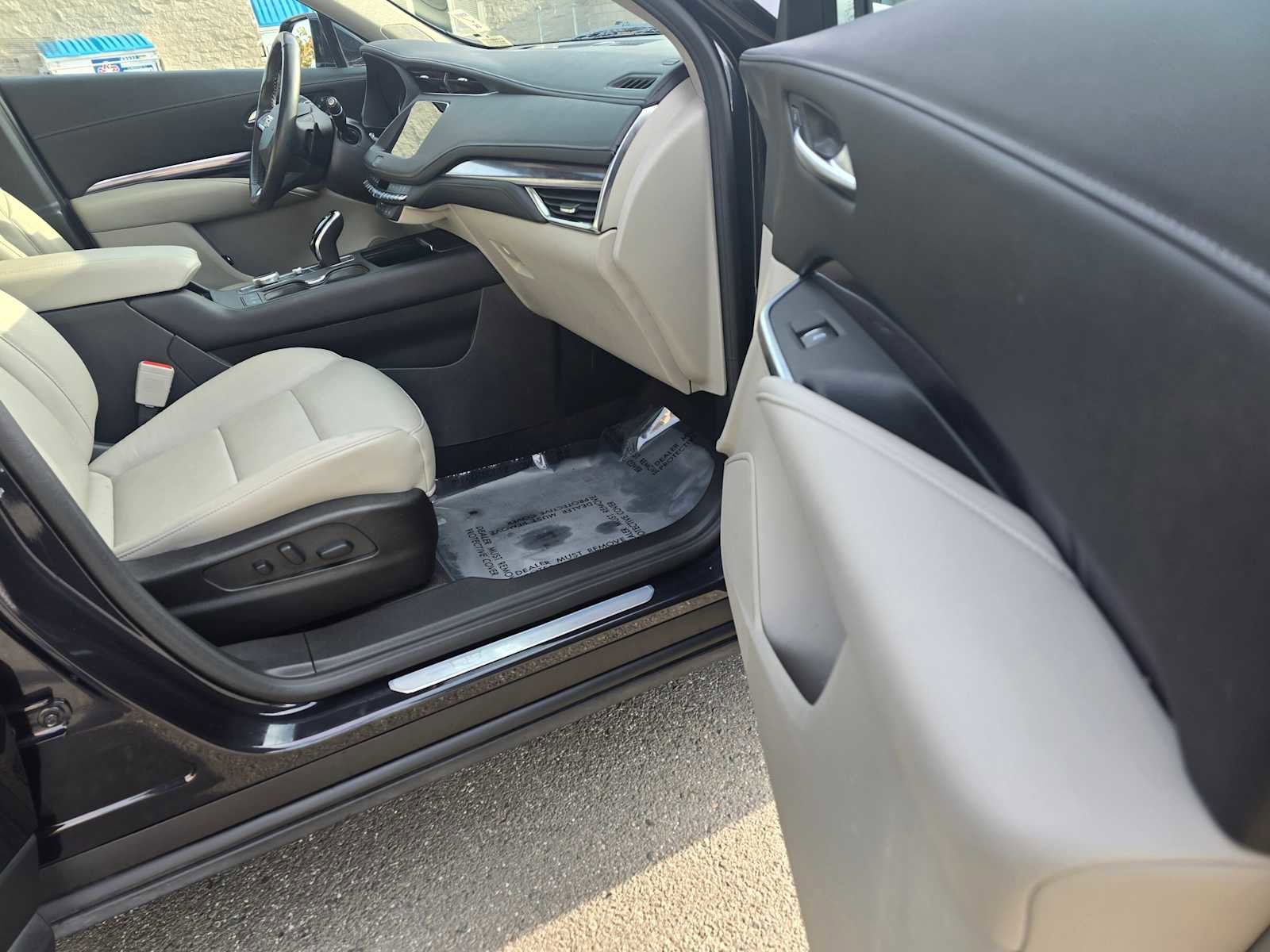 Used 2022 Cadillac XT4 Luxury w/ Cold Weather Package image 10