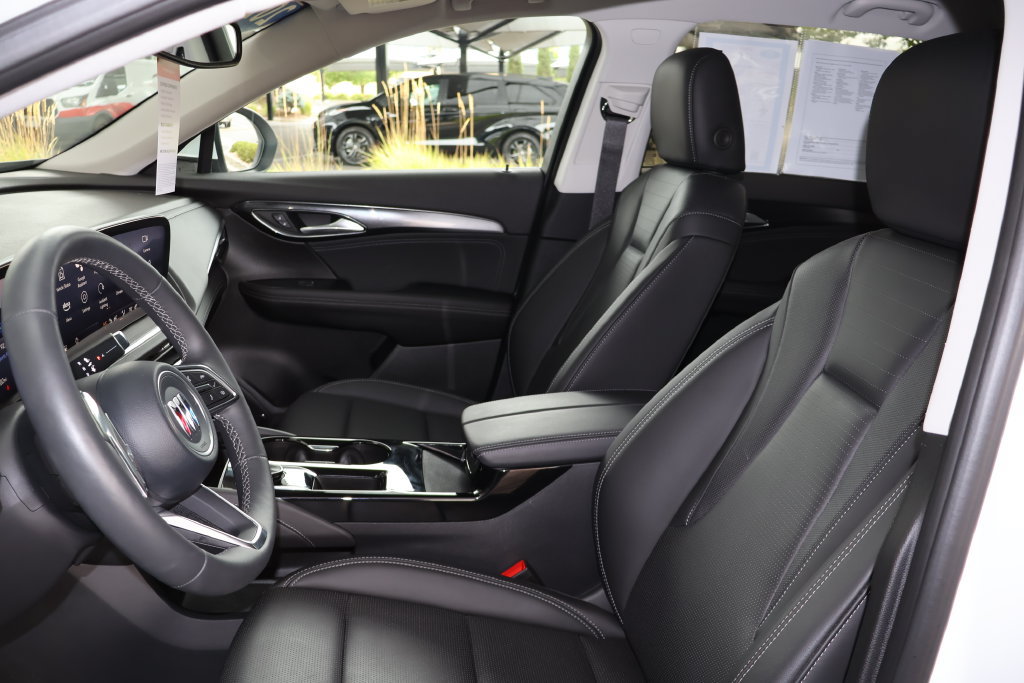 Used 2025 Buick Envision Preferred AWD/4WD image 7