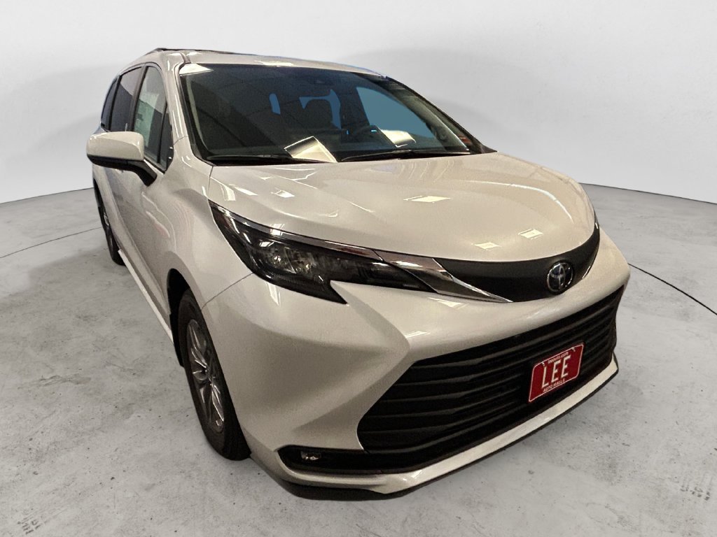 New 2026 Toyota Sienna XLE AWD/4WD image 7