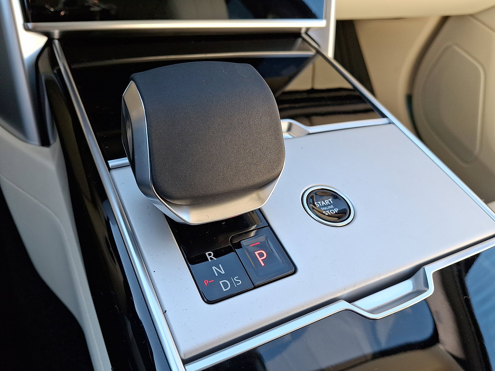 New 2026 Land Rover Range Rover SE image 10