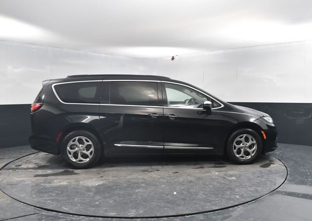 Used 2023 Chrysler Pacifica Limited image 11