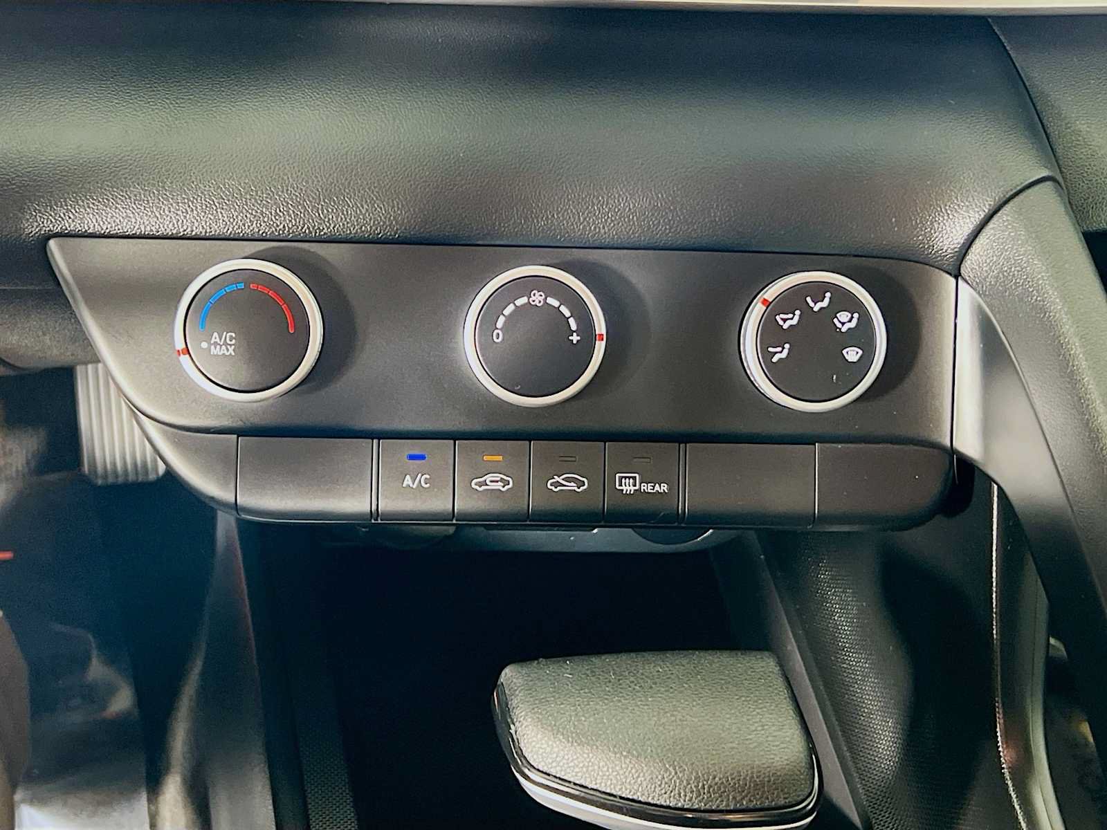 Certified 2025 Hyundai Elantra SE FWD image 15