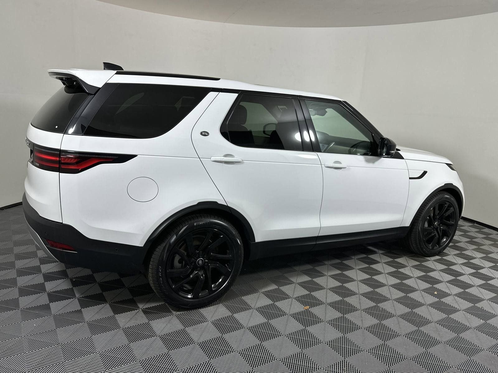 Used 2025 Land Rover Discovery S AWD/4WD image 21