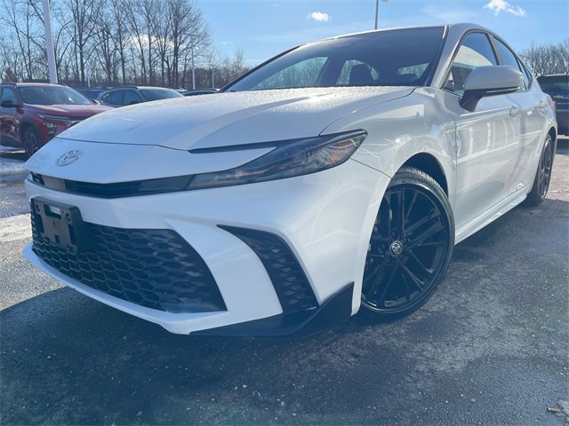 Used 2025 Toyota Camry SE image 1