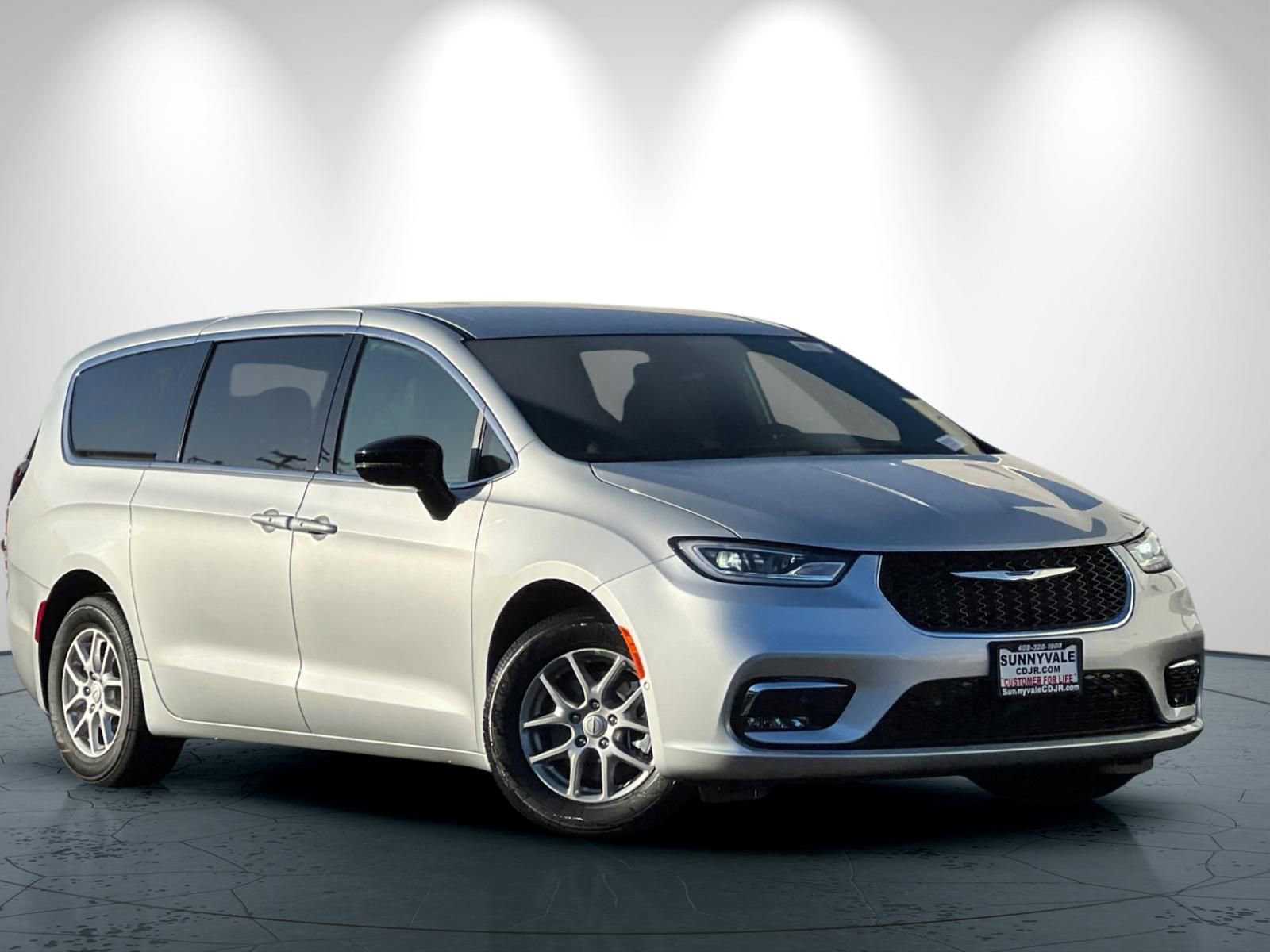 New 2026 Chrysler Pacifica Select image 2