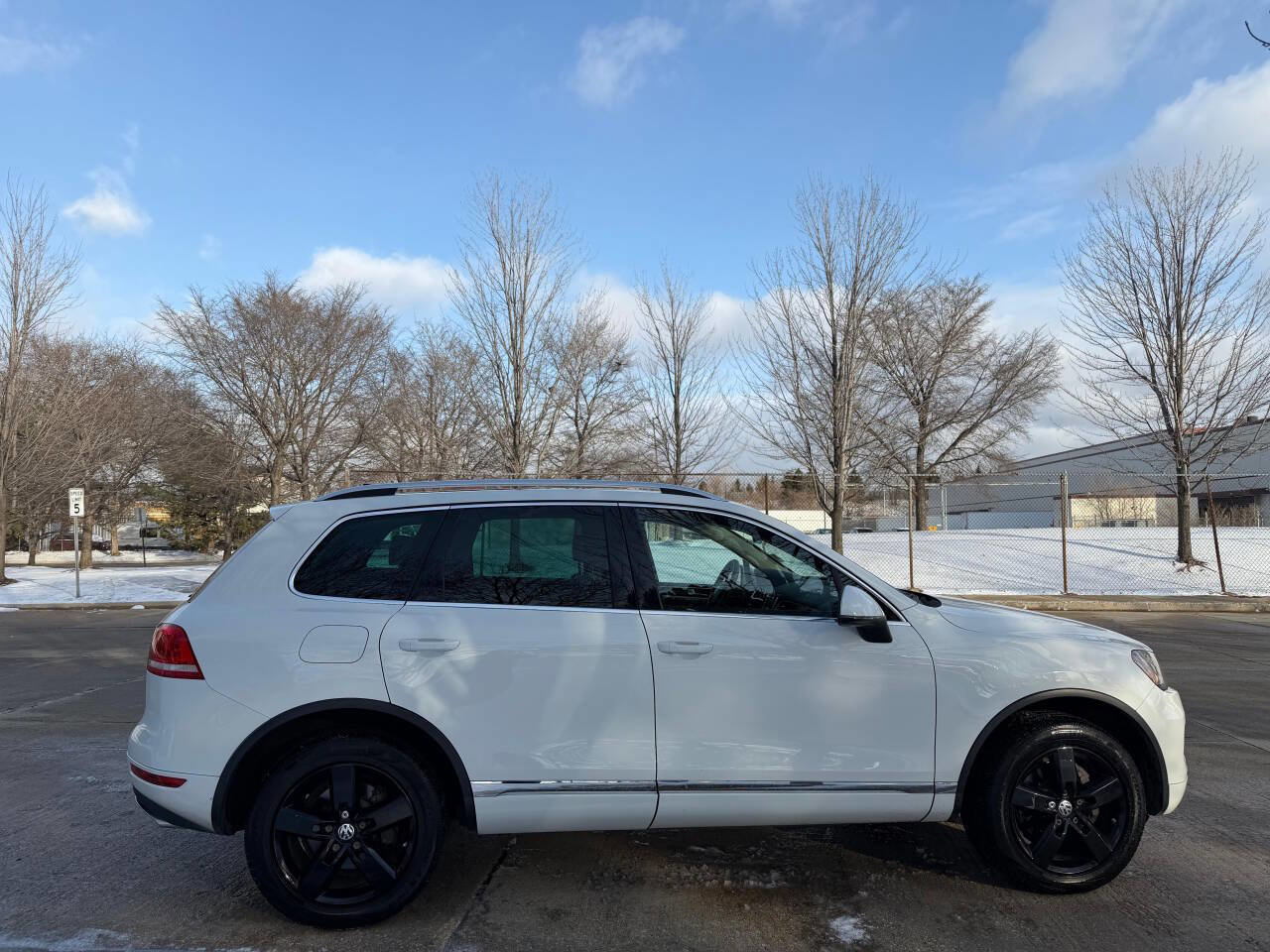 Used 2013 Volkswagen Touareg Sport image 8