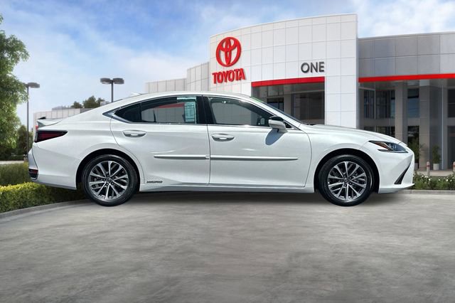 Used 2022 Lexus ES 300h w/ Accessory Package 2 FWD image 3