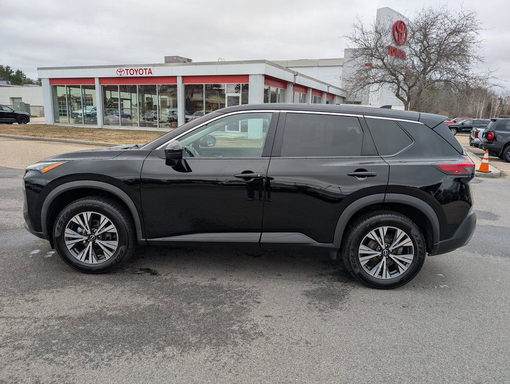 Used 2022 Nissan Rogue SV image 2