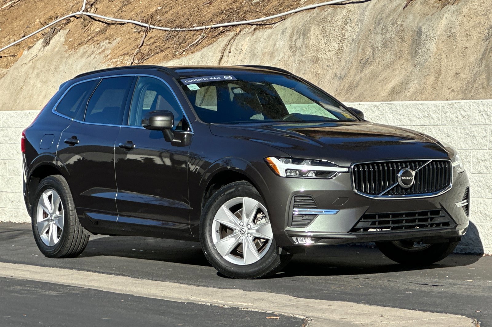 Certified 2022 Volvo XC60 B5 Momentum image 2