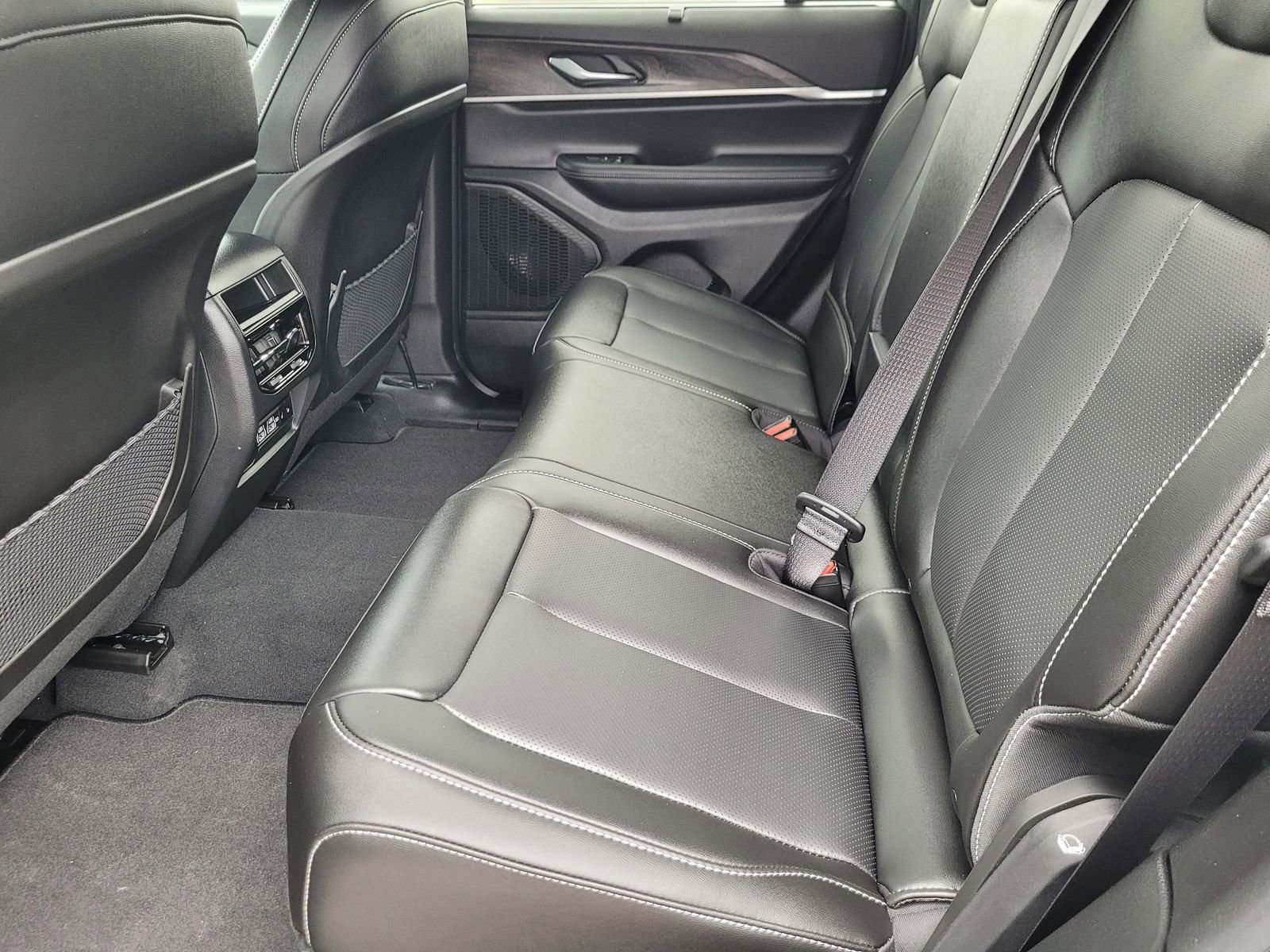 New 2025 Jeep Grand Cherokee Limited w/ Luxury Tech Group II image 8