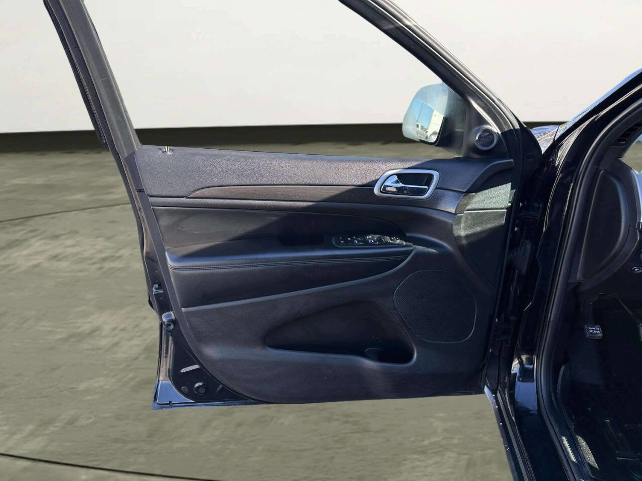 Used 2018 Jeep Grand Cherokee Laredo image 11