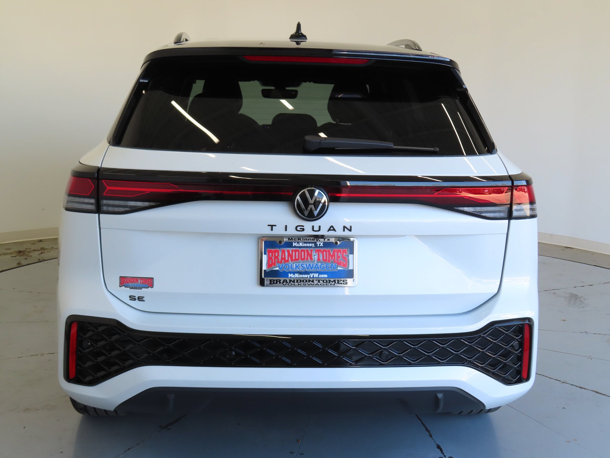 New 2026 Volkswagen Tiguan SE R-Line FWD image 4