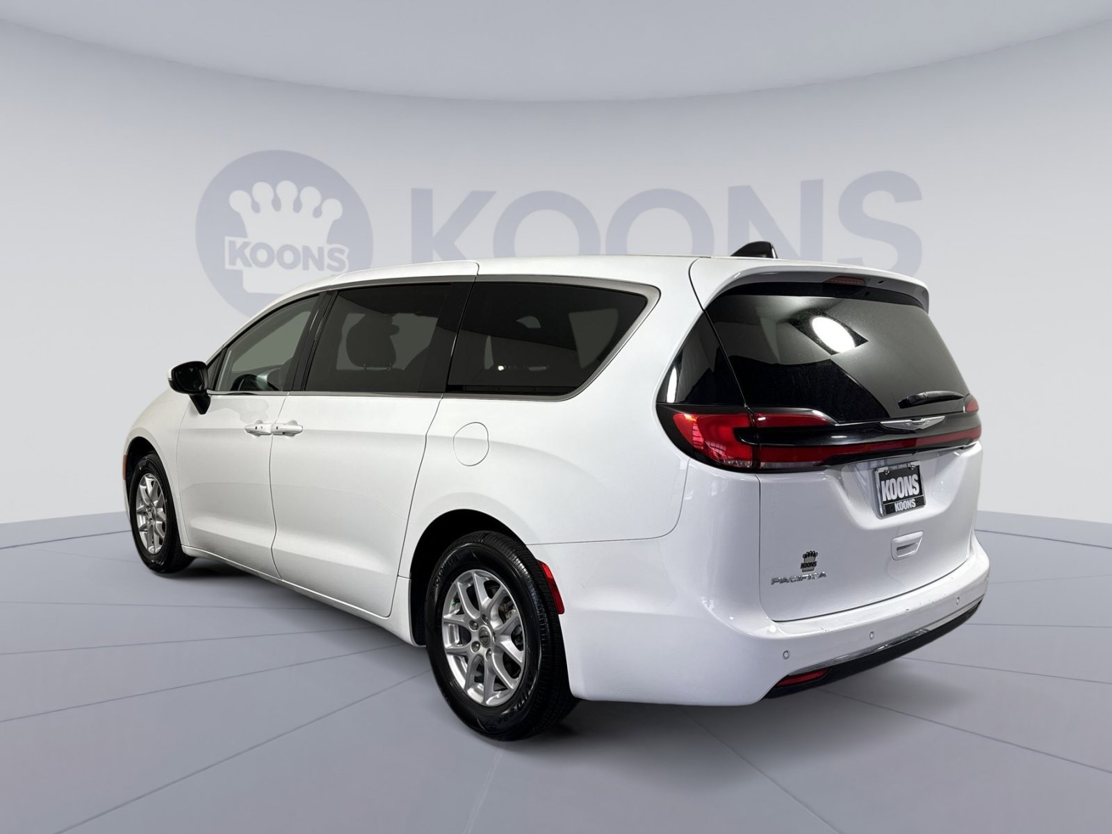 Used 2023 Chrysler Pacifica Touring FWD image 4