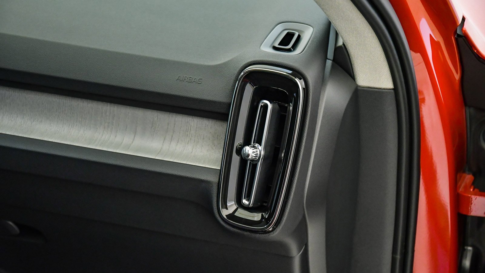 Certified 2025 Volvo XC40 B5 Ultra w/ Climate Package image 16