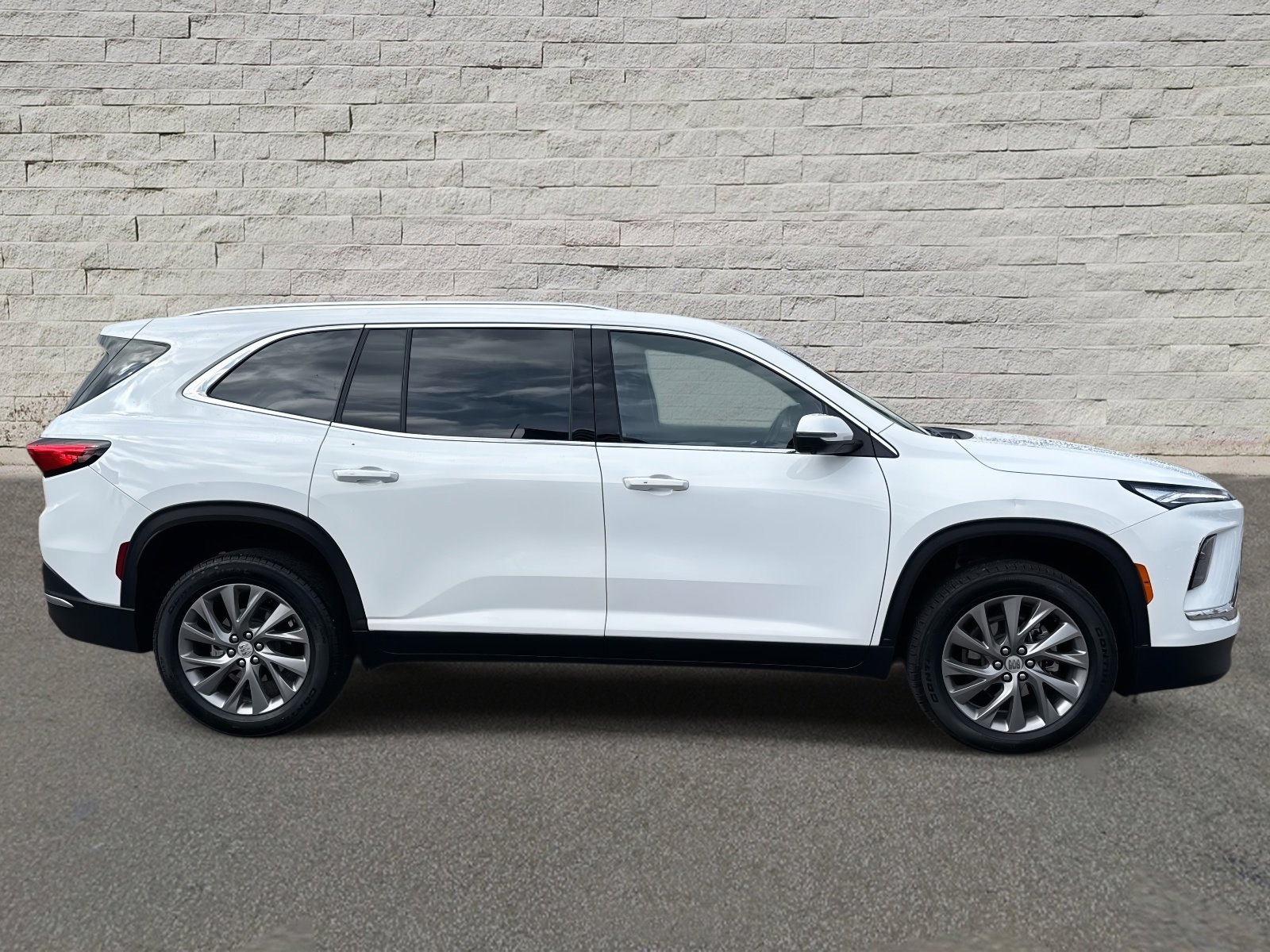 Used 2025 Buick Enclave Preferred image 4