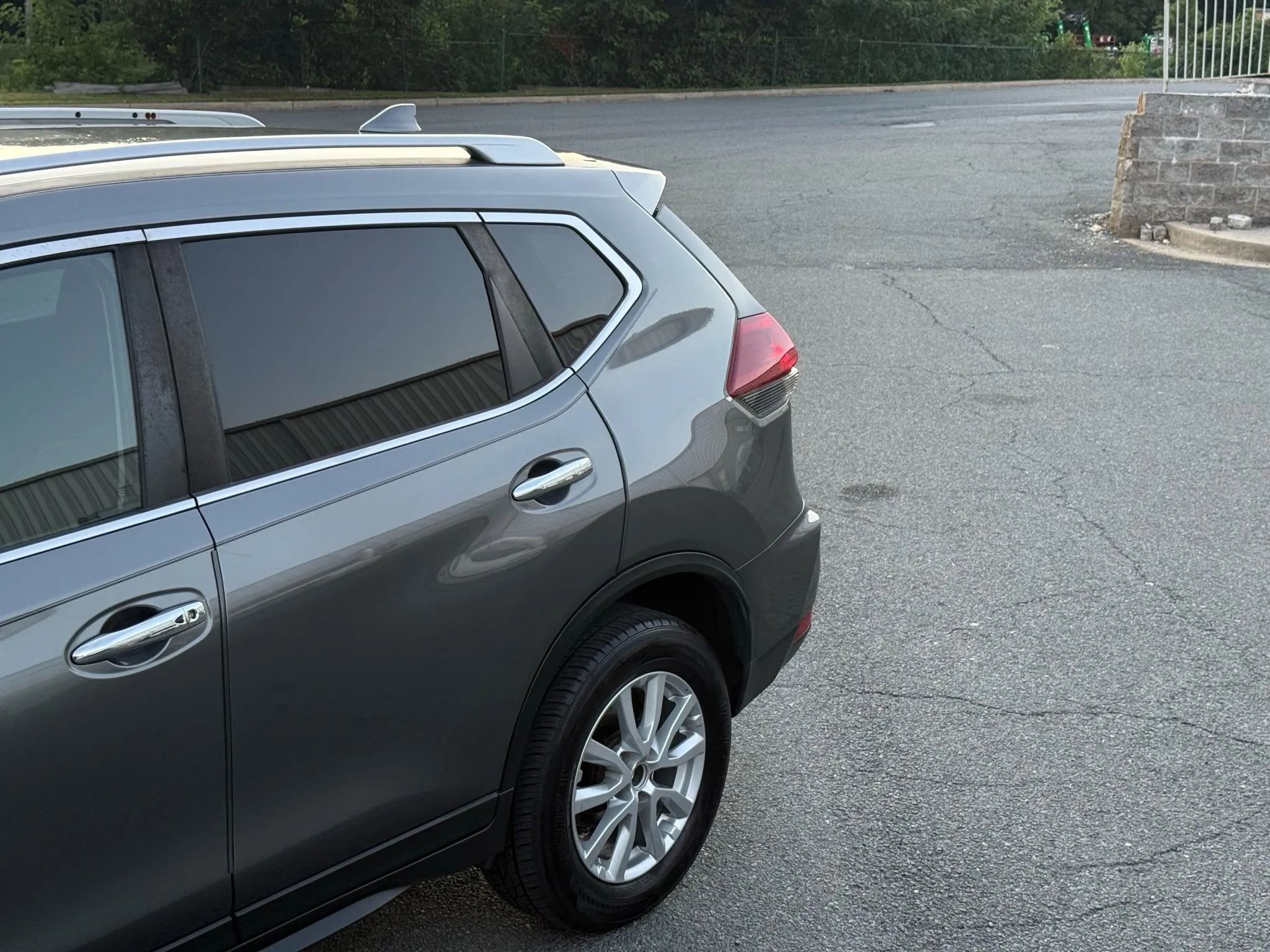 Used 2020 Nissan Rogue SV image 3