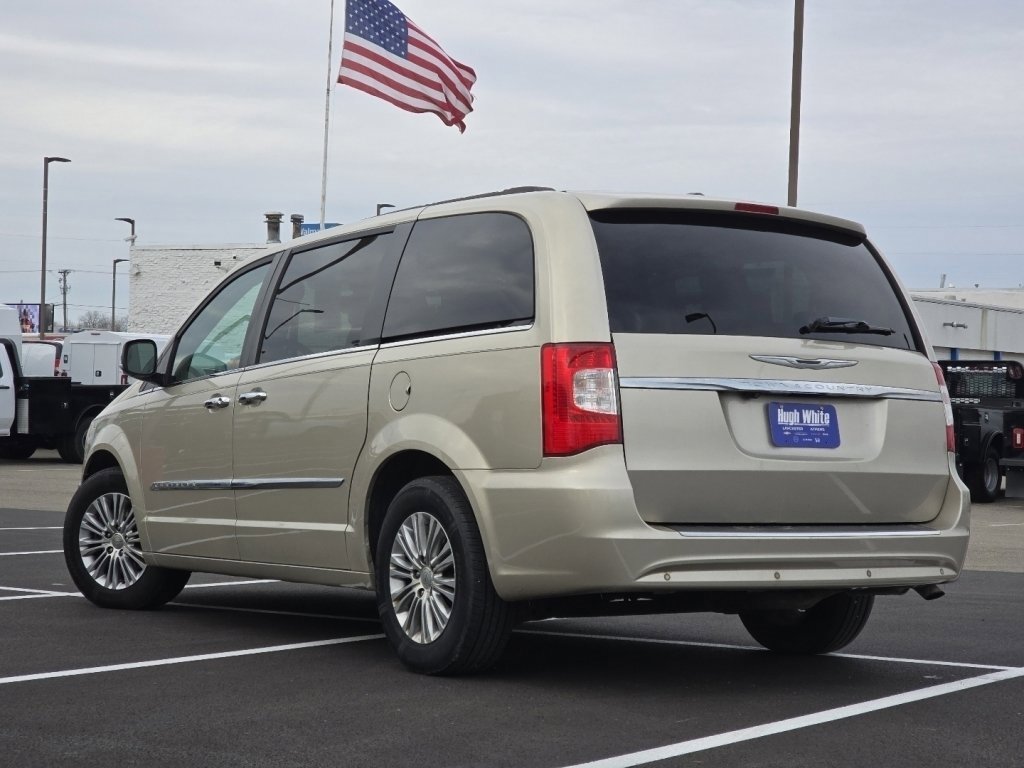 Used 2015 Chrysler Town & Country Touring-L w/ Driver Convenience Group image 10