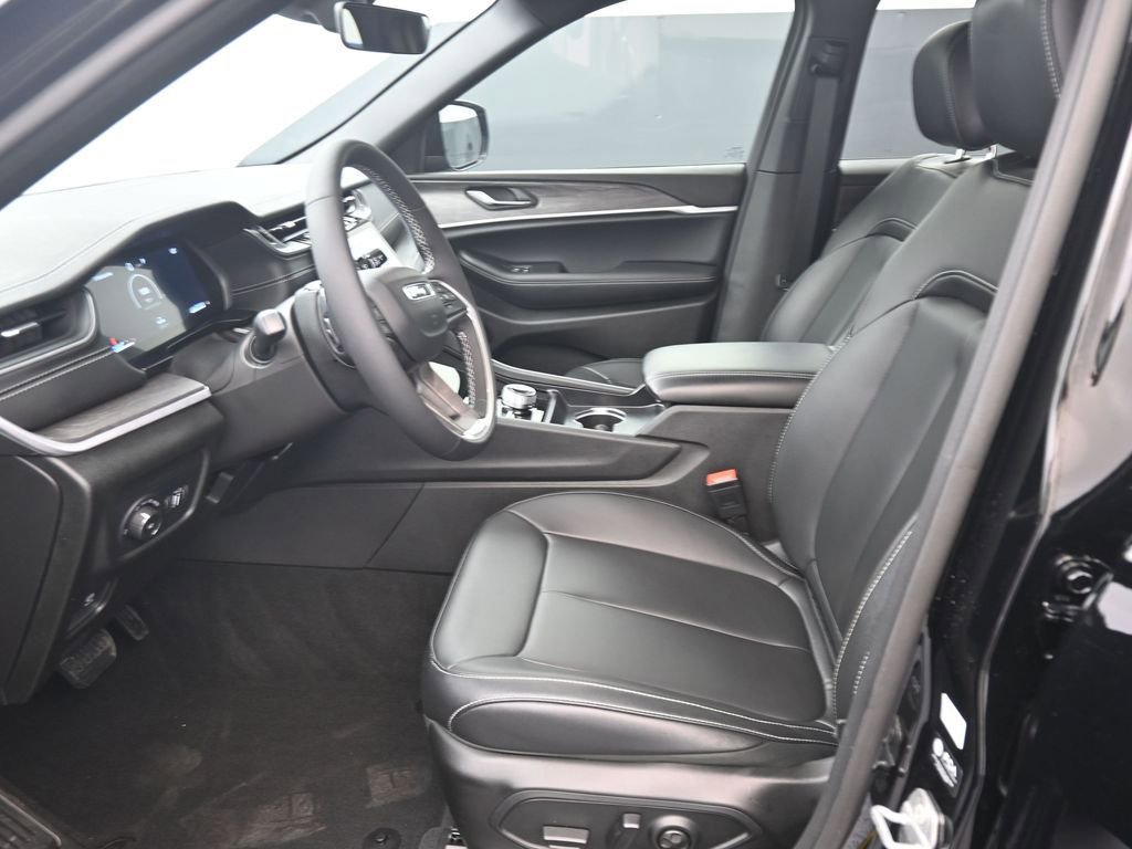 Used 2025 Jeep Grand Cherokee Limited w/ Black Appearance Package image 15