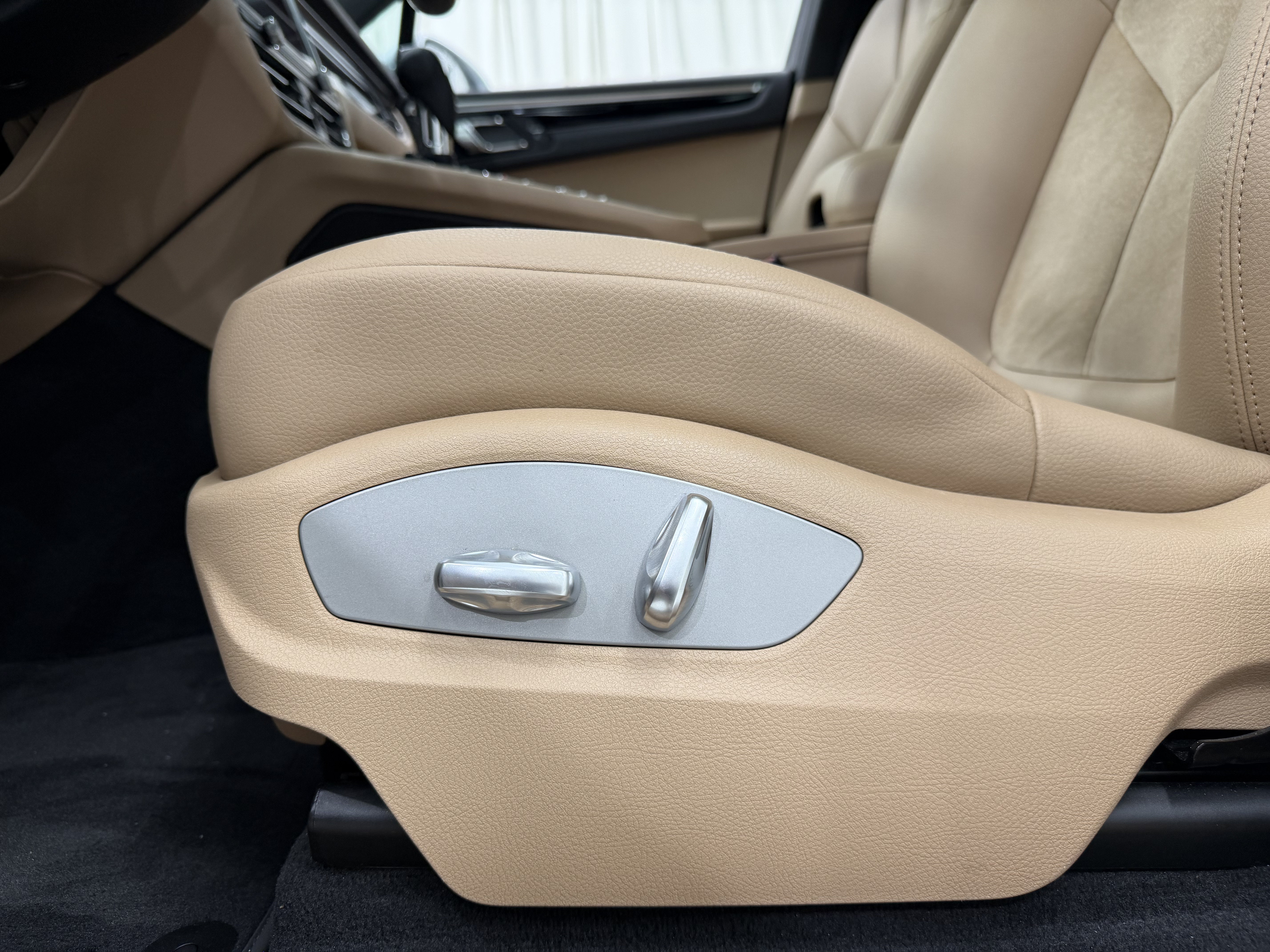 Certified 2021 Porsche Macan AWD/4WD image 29