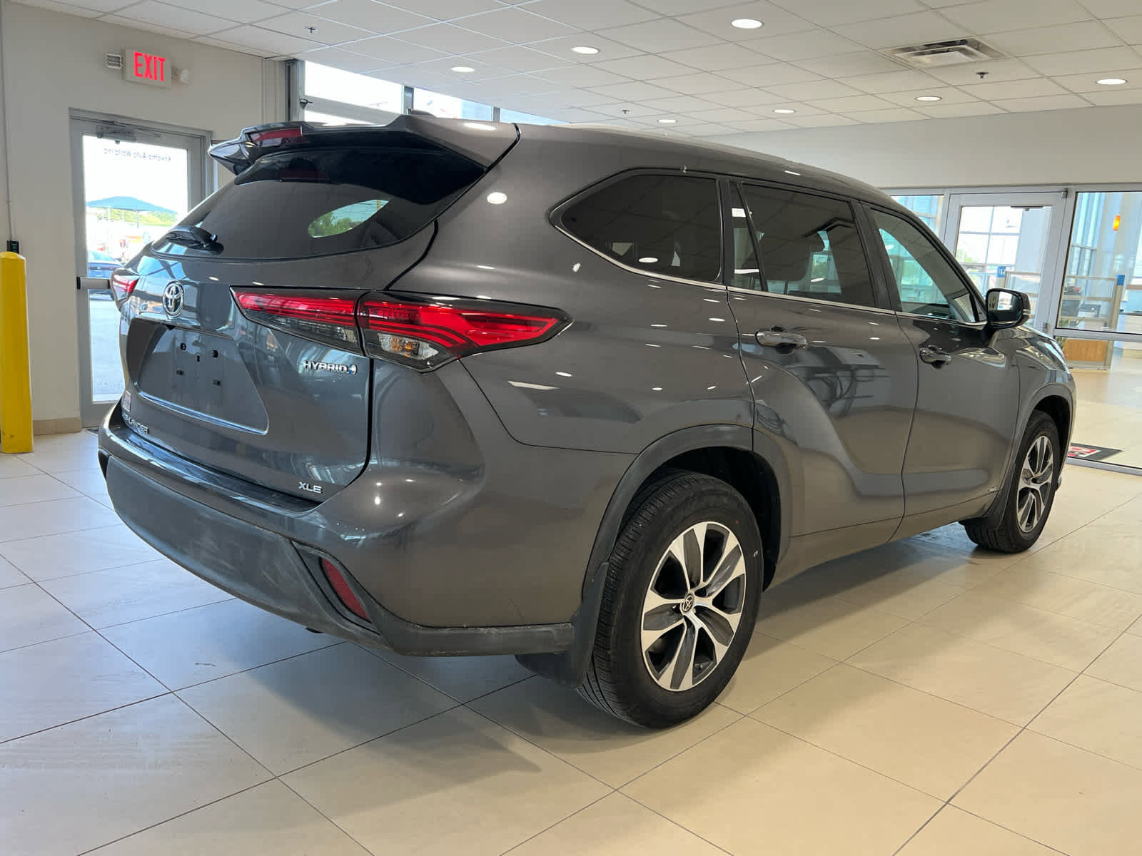 Used 2023 Toyota Highlander XLE AWD/4WD image 5