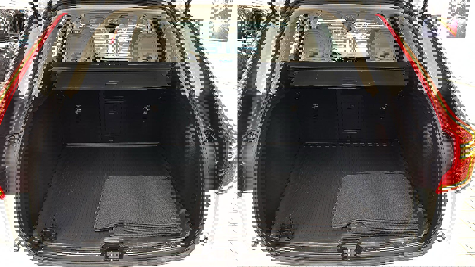 Used 2023 Volvo XC60 B5 Plus image 28