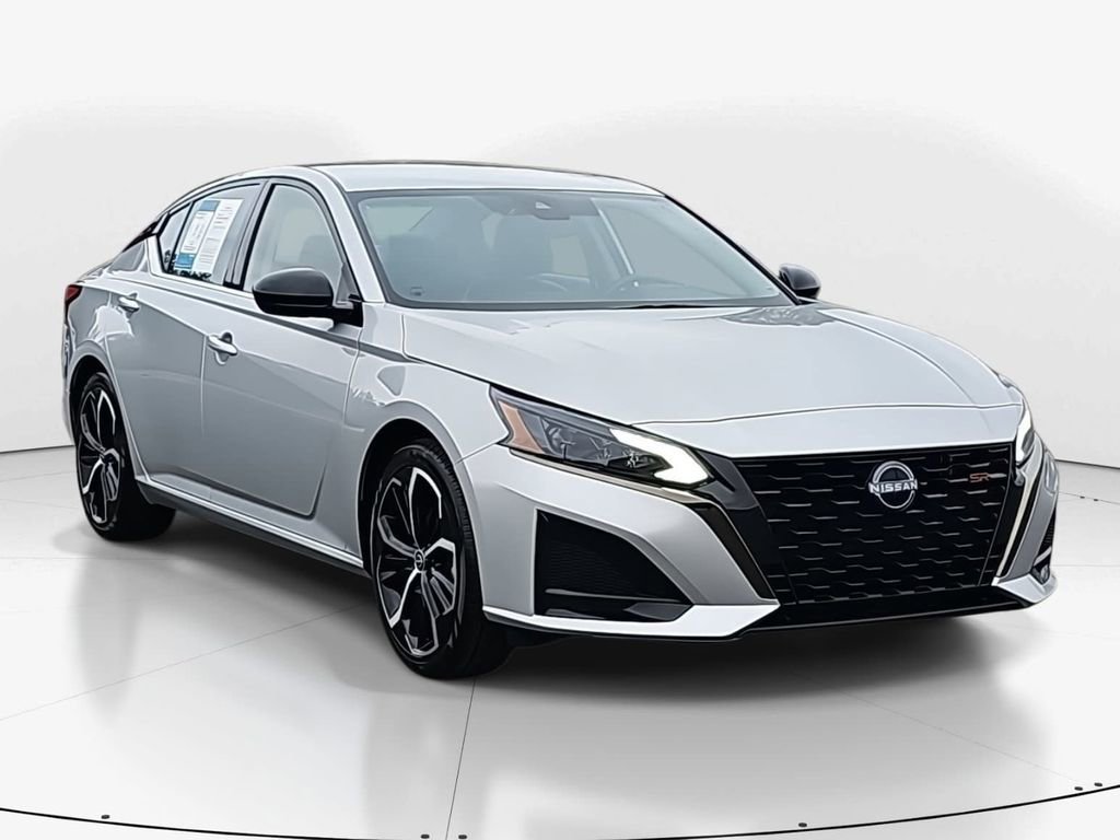 Used 2023 Nissan Altima 2.5 SR image 2