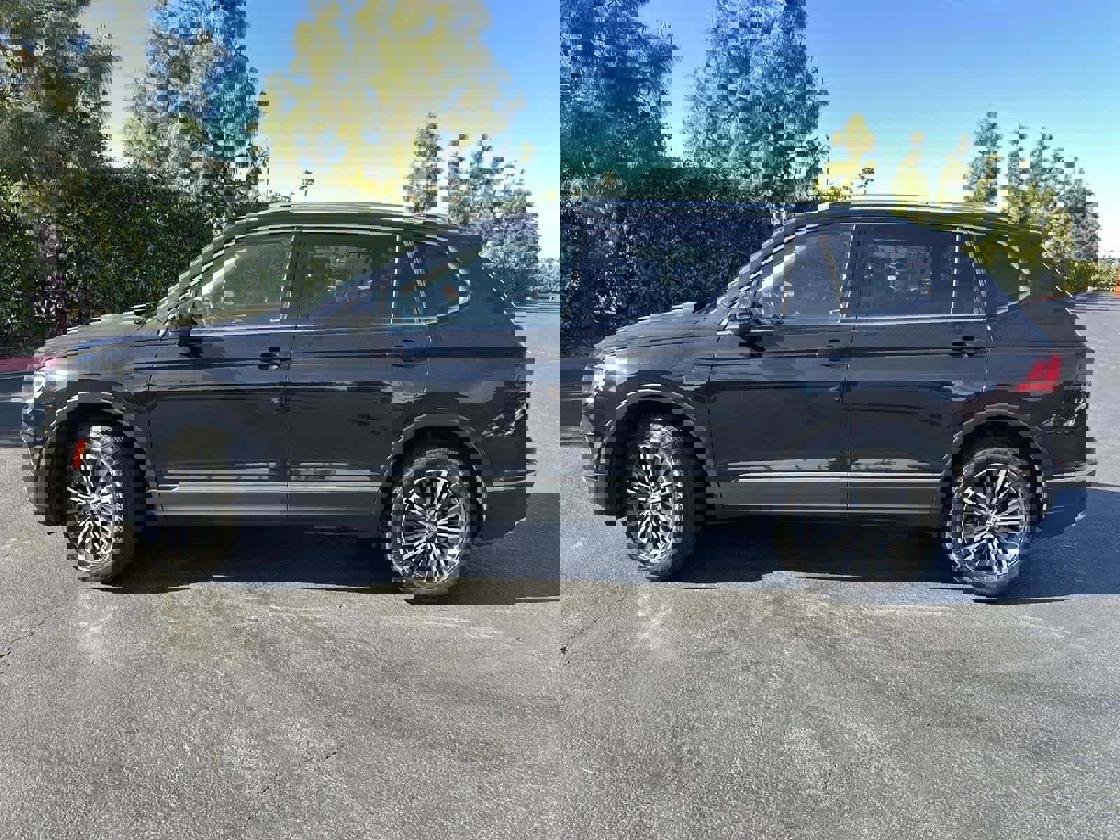 Used 2019 Volkswagen Tiguan SEL image 3