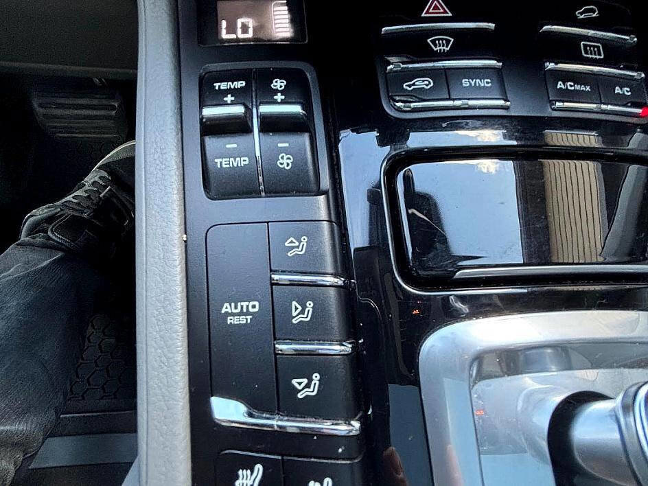 Used 2014 Porsche Cayenne Diesel Platinum Edition image 28