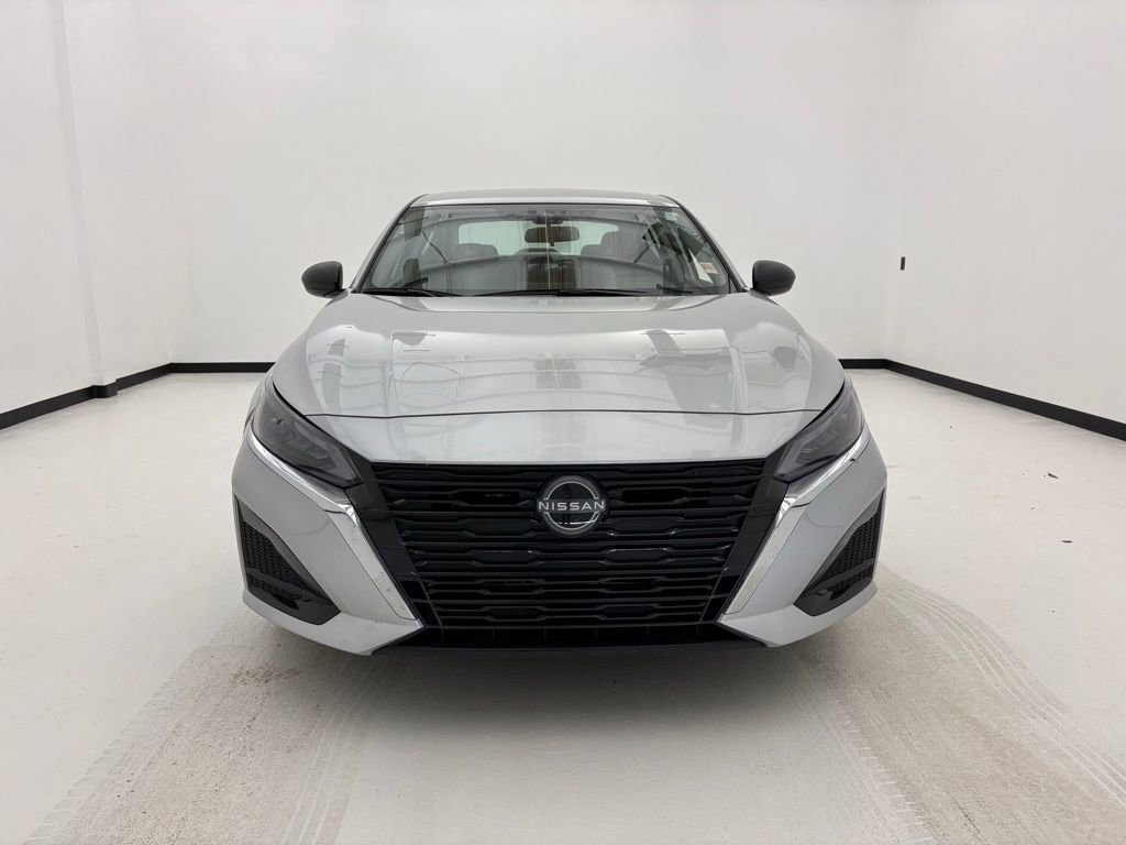 Used 2025 Nissan Altima 2.5 SV FWD image 11