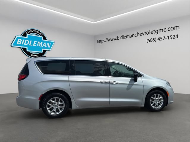 Used 2024 Chrysler Pacifica Touring-L FWD image 9