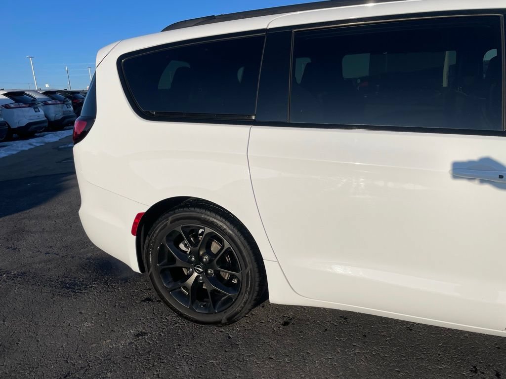 Used 2025 Chrysler Pacifica Limited FWD image 29