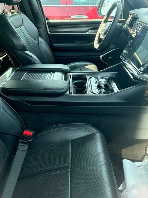 Used 2023 Jeep Wagoneer L Series III w/ Premium Group I AWD/4WD image 9