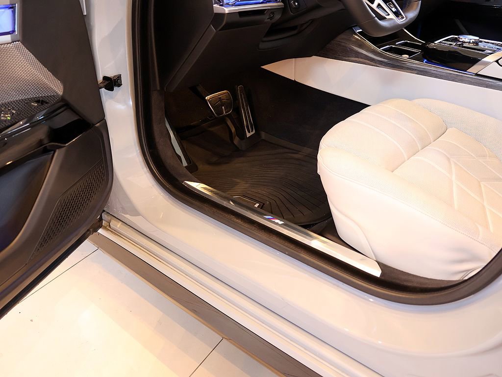 Used 2024 BMW 760i xDrive w/ Premium Package 2 image 50