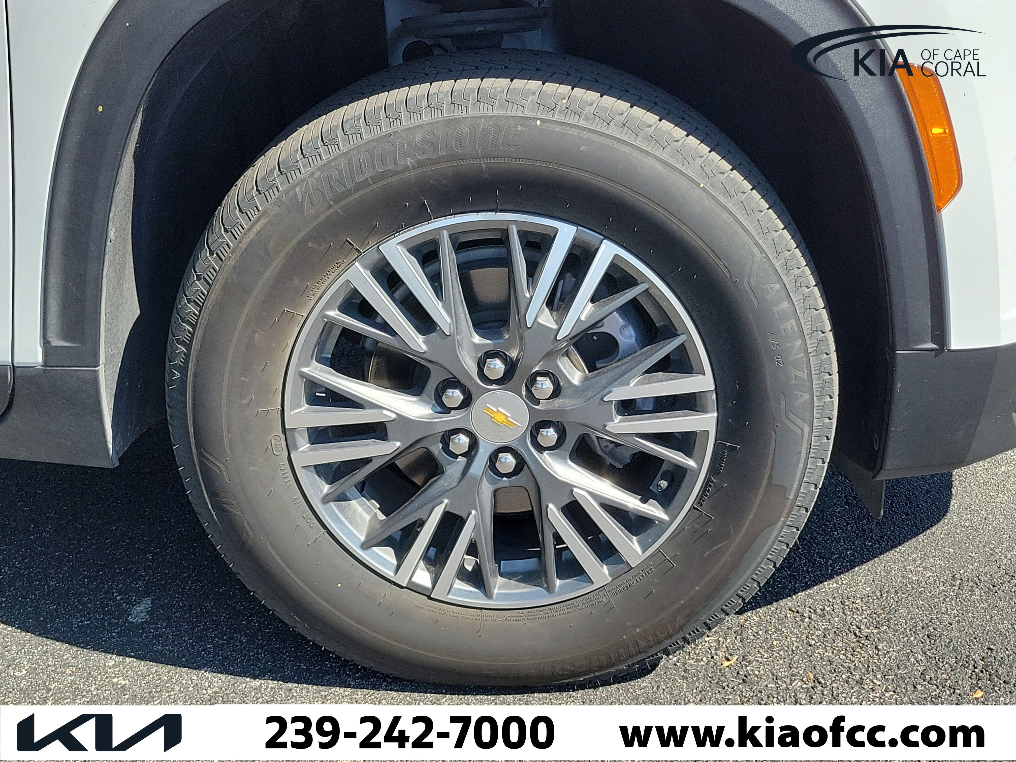 Used 2025 Chevrolet Traverse LT image 4