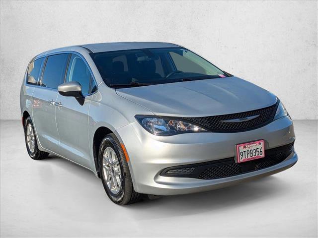 Used 2022 Chrysler Voyager LX image 3