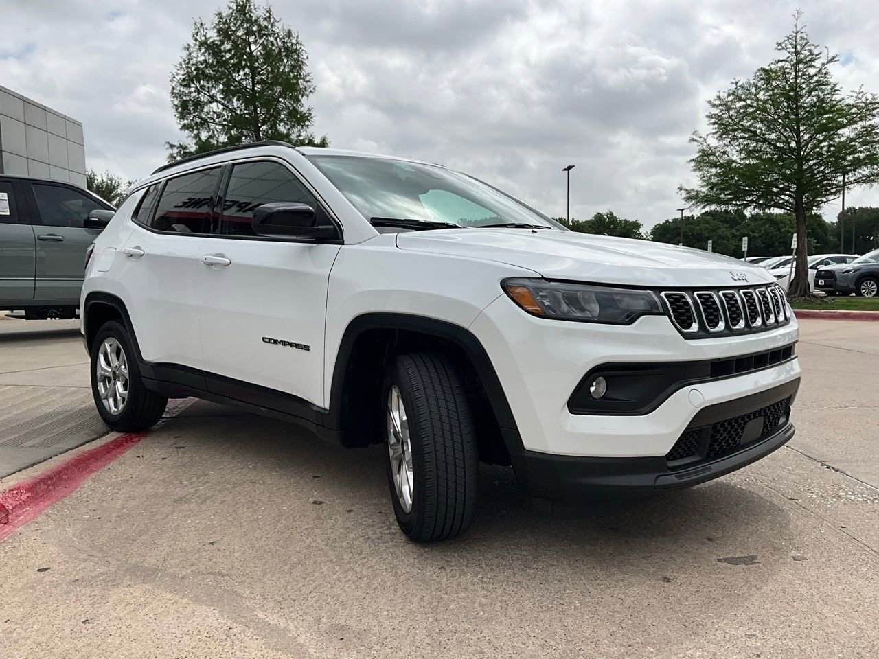 Used 2025 Jeep Compass Latitude image 4