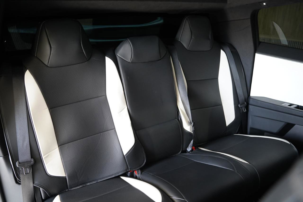 Used 2024 Tesla Cybertruck AWD Crew Cab image 31